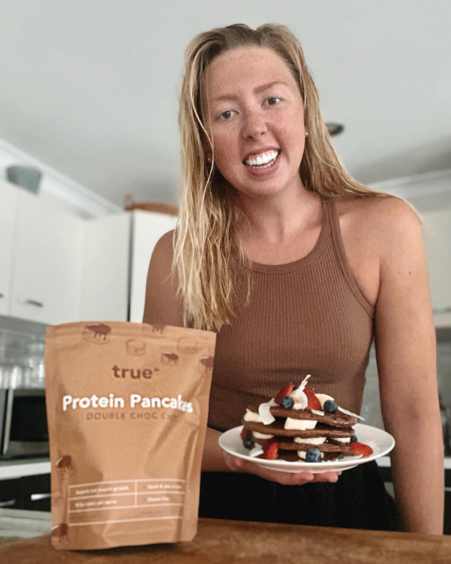 Women with protein pancakes and recipe